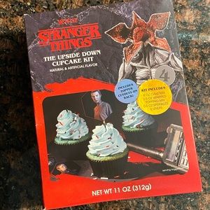 Netflix, Stranger Things
THE UPSIDE DOWN
CUPCAKE KIT